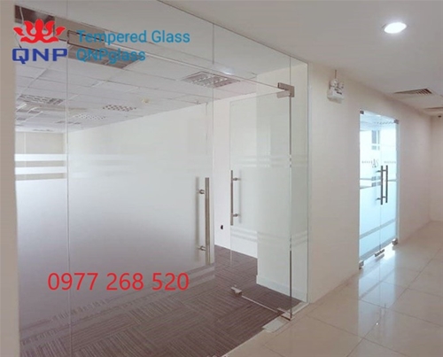 VÁCH KÍNH CƯỜNG LỰC PHỐ TRIỀU KHÚC