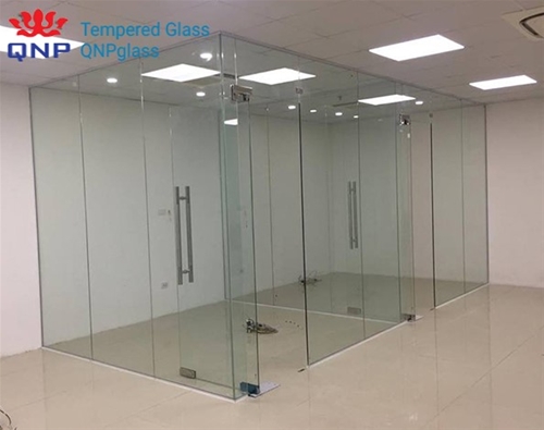 VÁCH KÍNH CƯỜNG LỰC PHỐ LÒ ĐÚC