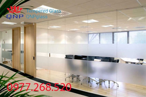 VÁCH KÍNH CƯỜNG LỰC PHỐ QUANG TRUNG