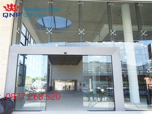VÁCH KÍNH CƯỜNG LỰC SHOWROOM