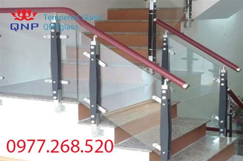 Cầu Thang Kính Cường Lực Cắt Miếng Trụ Gỗ