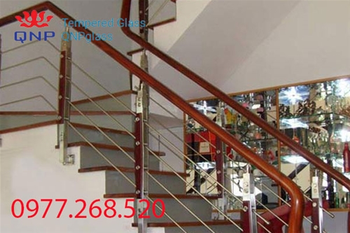 Cầu Thang Kính Cường Lực Trụ Xỏ Song