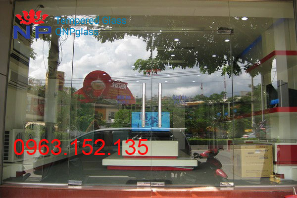 Lắp đặt vách kính showroom điện máy giá rẻ có nên hay không ? lắp đặt vách kính showroom , Vách kính cường lực