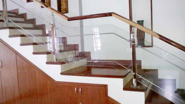 Cầu thang kính cường lực có trụ