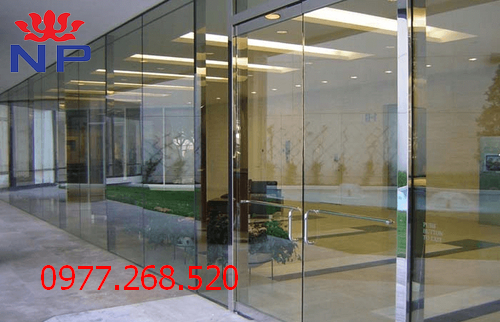 Cửa kính, vách kính cường lực xuất hiện ở khắp nơi, nhất là ở showroom hiện đại. Nhu cầu mua cửa kính cường lực showroom tăng cao khiến nhiều người chú ý đến nó.