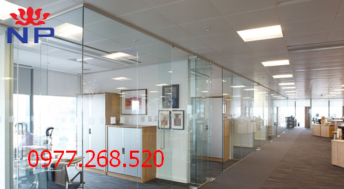 mua vách kính cường lực showroom
