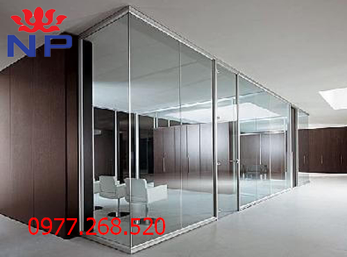 Có rất nhiều giải pháp để ngăn cách, tạo kết cấu cho không gian showroom, Nhưng nhiều người vẫn yêu thích chọn mua vách kính cường lực showroom.