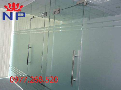Cửa kính cường lực một chiều nổi bật vì độ bền cao, khả năng chống tia UV hiệu quả, mang đến không gian riêng tư, kín đáo.