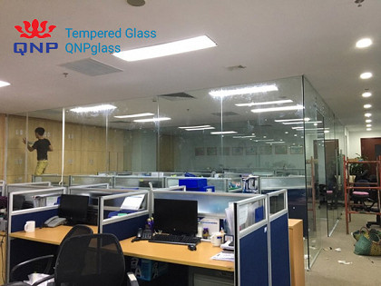 Bí quyết lựa chọn đơn vị thi công vách kính showroom ,  Vách kính cường lực 