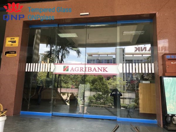Có nên lắp đặt cửa kính cường lực cho ngân hàng hay không ? lắp đặt cửa kính cường lực