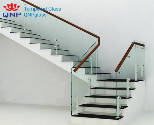 Mẫu cầu thang kính cường lực đẹp đang được thị trường ưa chuộng, kính cường lực đẹp