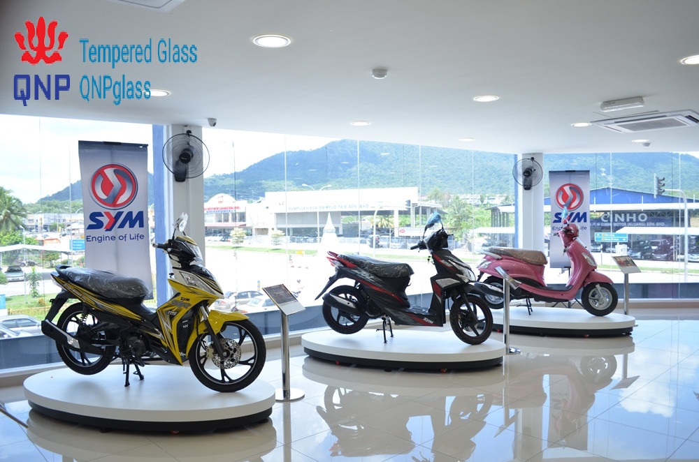 Thi công vách kính cường lực showroom xe máy đẹp và giá rẻ tại Hà Nội, mẫu kính dán thêm màu