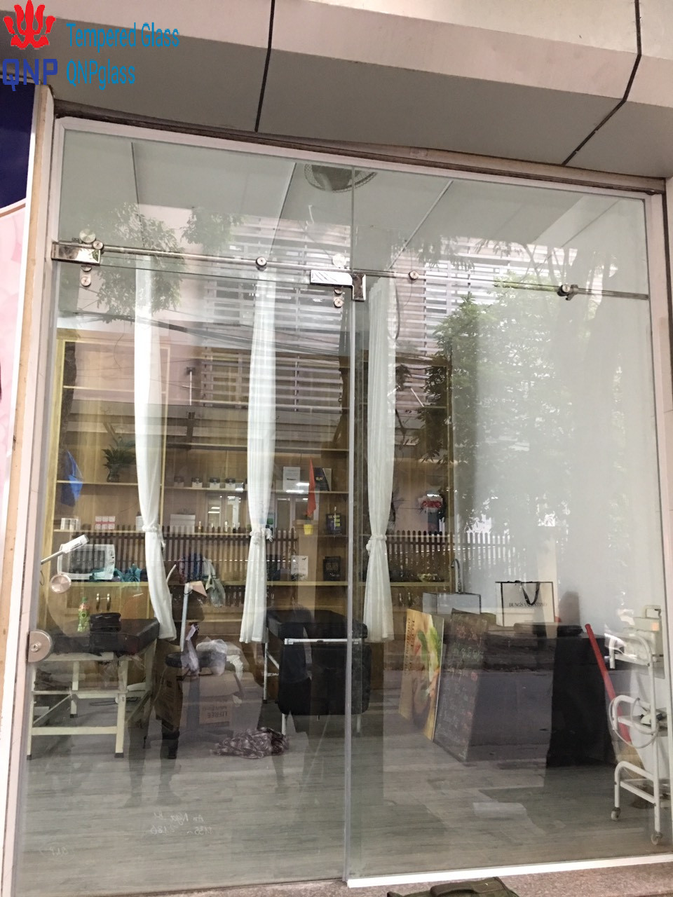 Nhận lắp đặt kính cường lực tại Goldmark City Hồ Tùng Mậu HN