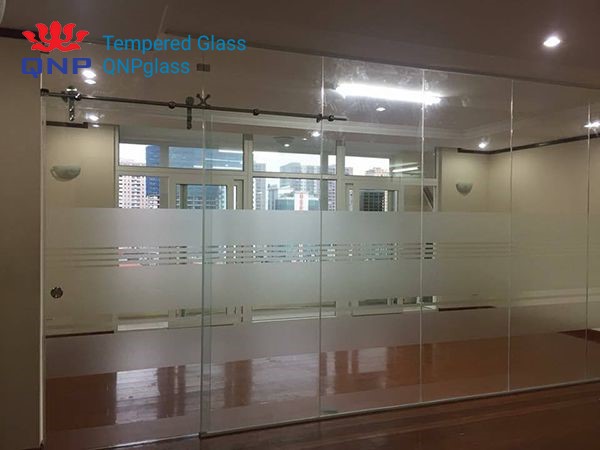 Làm vách kính cường lực văn phòng rẻ tại tòa nhà văn phòng AC Duy Tân, vách kính cường lực