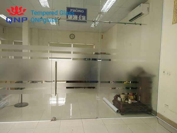 Lắp đặt vách kính cường lực văn phòng nhanh chóng giá tốt tại Charmvit Tower, vách kính cường lực 8mm