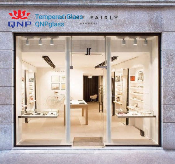 Chuyên lắp đặt vách kính cường lực siêu trong mặt tiền showroom, kính shop thời trang cao cấp
