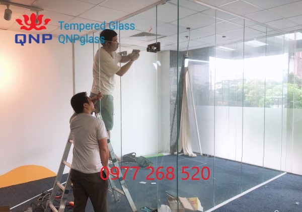 Thi công vách kính cường lực văn phòng