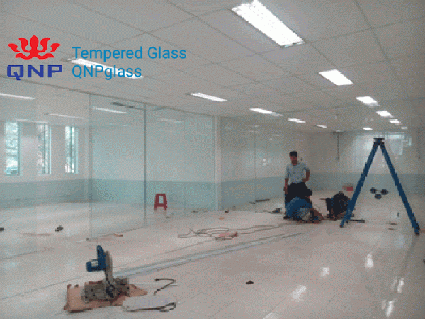 cua kinh cuong luc nha xuong