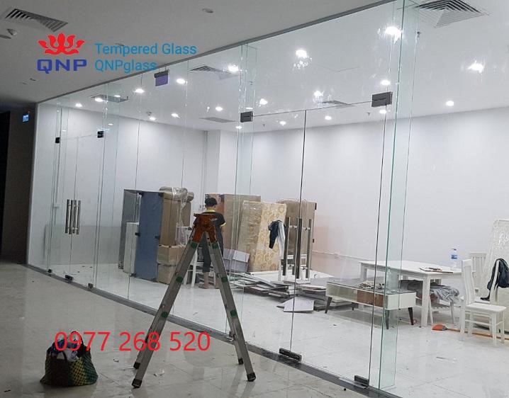 thi công vách kính cường lực giá rẻ