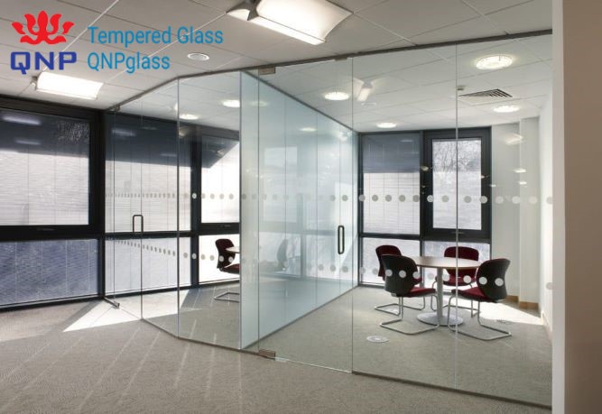 Lắp đặt vách kính cường lực chất lượng tòa nhà văn phòng CEO Tower, đơn vị lắp đặt vách kính