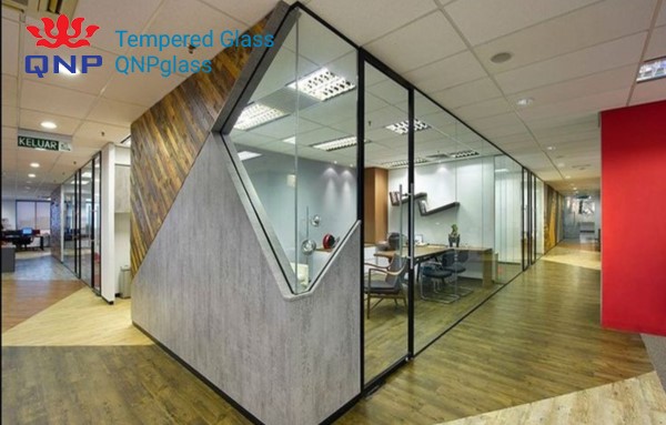Đơn vị thi công và cung cấp vách kính cường lực, lắp đặt vách kính văn phòng