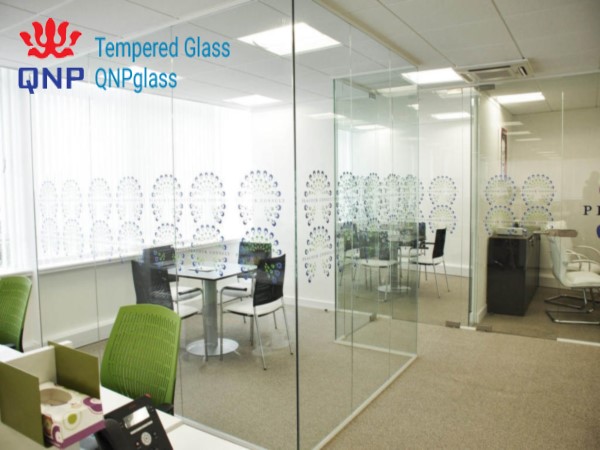 Đơn vị chuyên thi công vách kính cường lực văn phòng chất lượng tại tòa IDMC Duy Tân ,Vách kính văn phòng