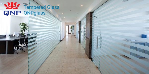 Chuyên lắp đặt vách ngăn kính cường lực cho văn phòng, Vách ngăn kính