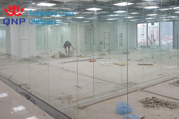 Địa chỉ bán và thi công vách kính cường lực nhà xưởng Cụm công nghiệp Ngọc Hồi, thi công vách kính cường lực