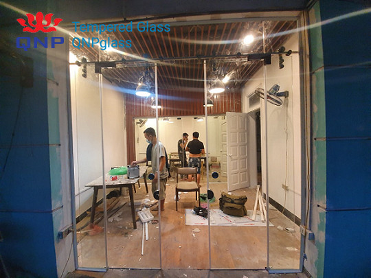 Công trình lắp đặt cửa kính cường lực mở lùa mặt tiền kinh doanh đẹp ở Hà Đông, phụ kiện cửa kính chính hãng, Lắp đặt cửa kính cường lực