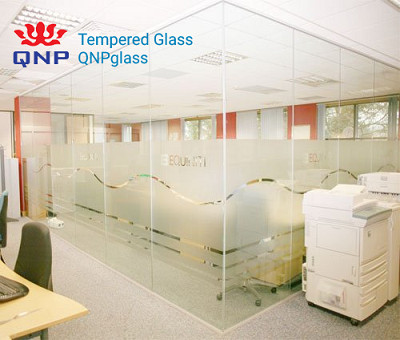 Vách kính cường lực dán họa tiết có ưu nhược điểm gì ? vách kính cường lực