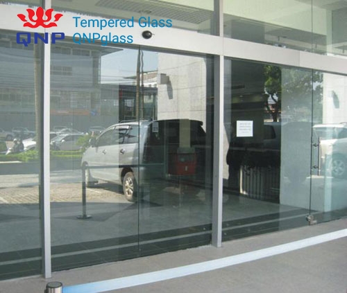 Giá vách kính showroom, làm vách kính không khung