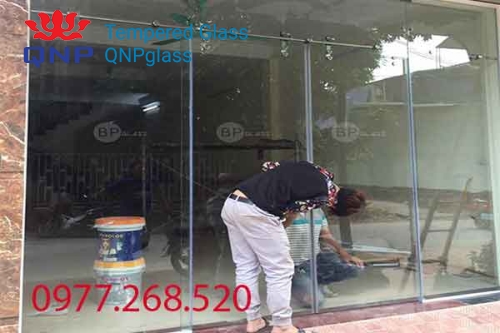 lắp đặt cửa kính văn phòng 1