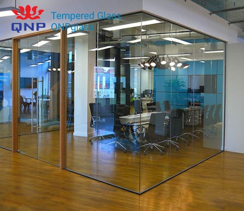 Vách kính cường lực showroom, báo giá vách kính tốt năm 2022