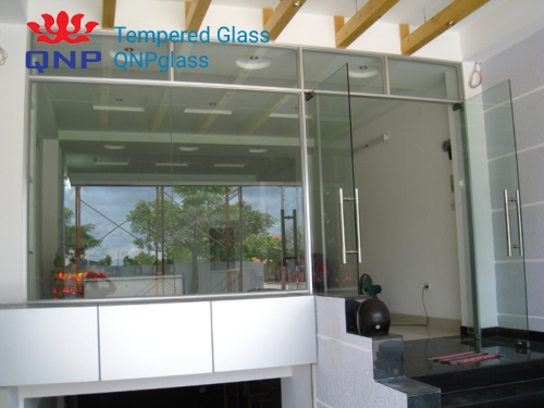 Vách kính cường lực showroom giá rẻ