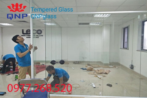 Mẫu vách kính cường lực showroom, vách kính đẹp