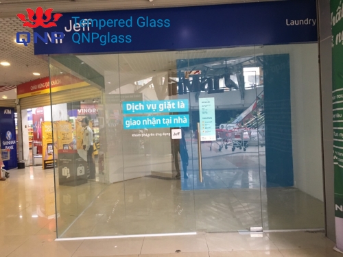 Lắp đặt vách kính showroom tại Vinmart Trung Hoà 