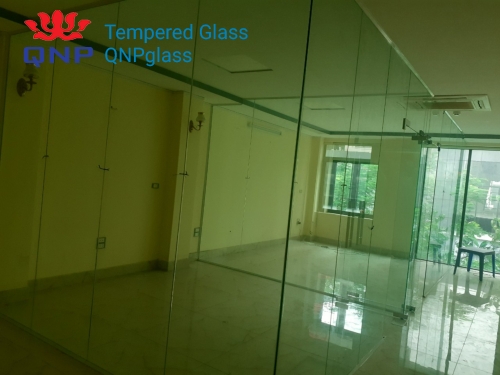 Vách kính Showroom đẹp tại Nghĩa Đô, mẫu vách kính