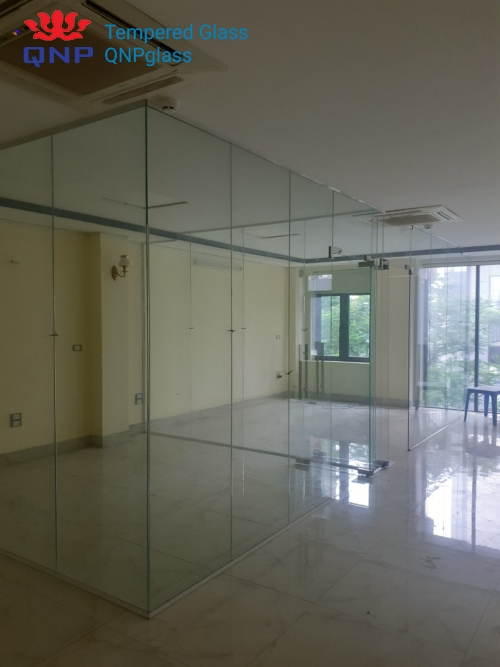 Vách kính showroom 15 Lê Văn Thiêm, Vách kính showroom