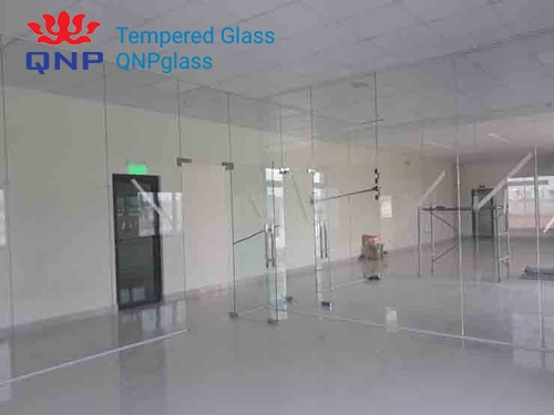 Vách kính văn phòng công trình trường Tây, vách kính văn phòng