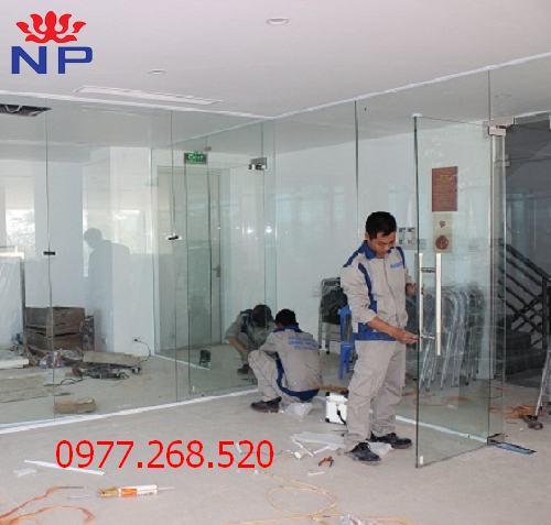 thi công vách kính cường lực giá rẻ
