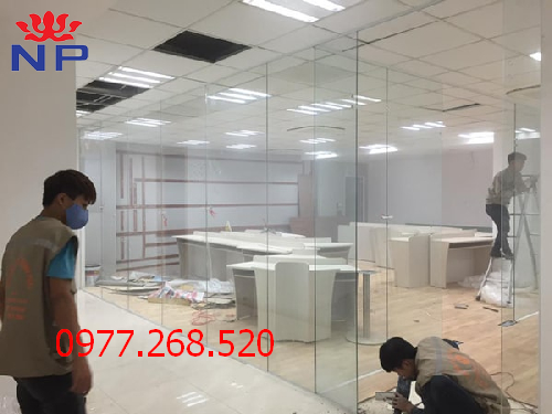 Thi công cửa kính cường lực nhà xưởng, báo giá vách kính nhanh