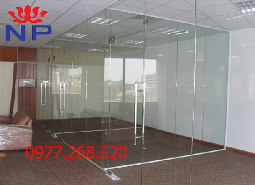 Vách kính văn phòng giá rẻ bạn nên chọn và sử dụng