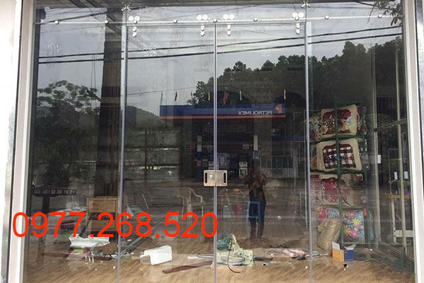 Chọn lựa mẫu cửa kính cường lực đẹp, Showroom trưng bày mẫu cửa kính